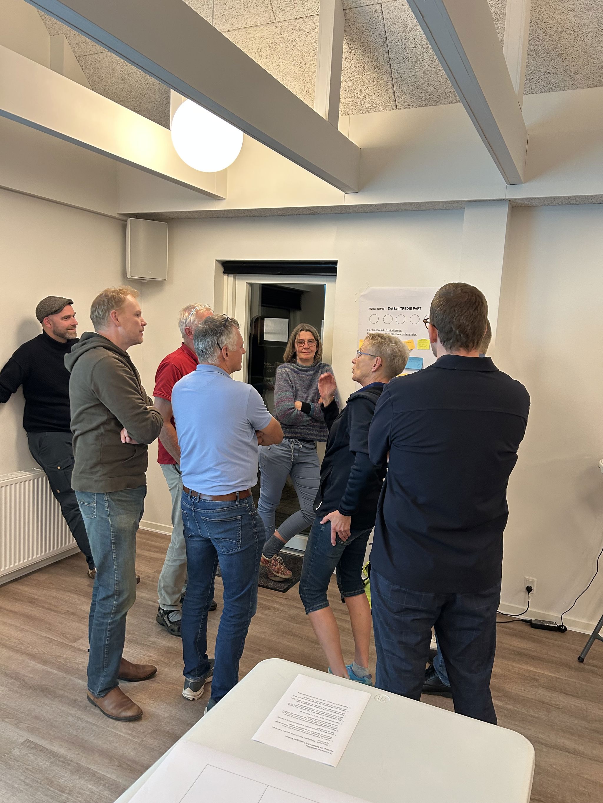 Grupper af mennesker der taler og lytter.